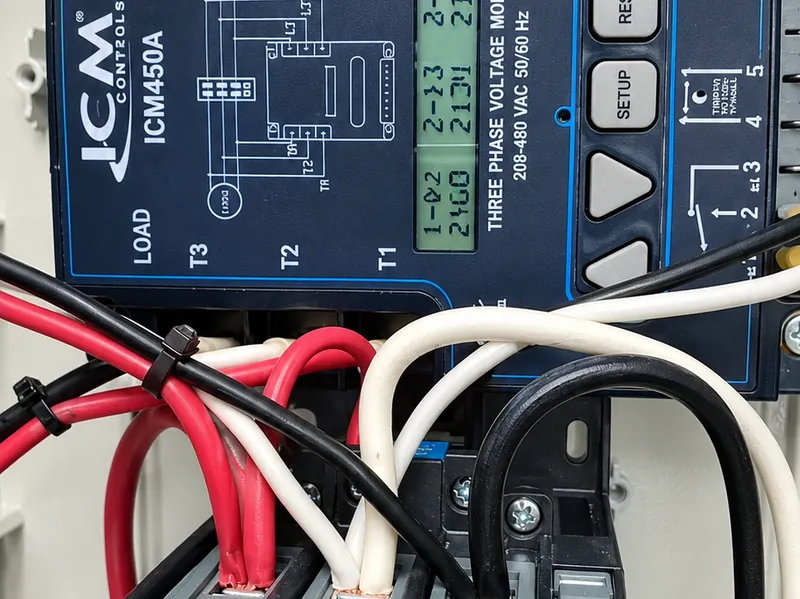 Protector de voltaje y contactor con su cableado