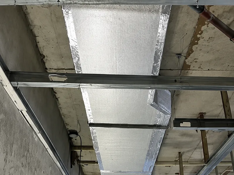 Ducto recto de aire acondicionado instalado bajo el techo