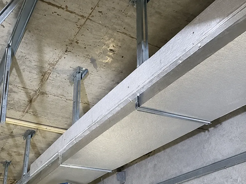 Ducto de aire acondicionado colgado con sus soportes de metal
