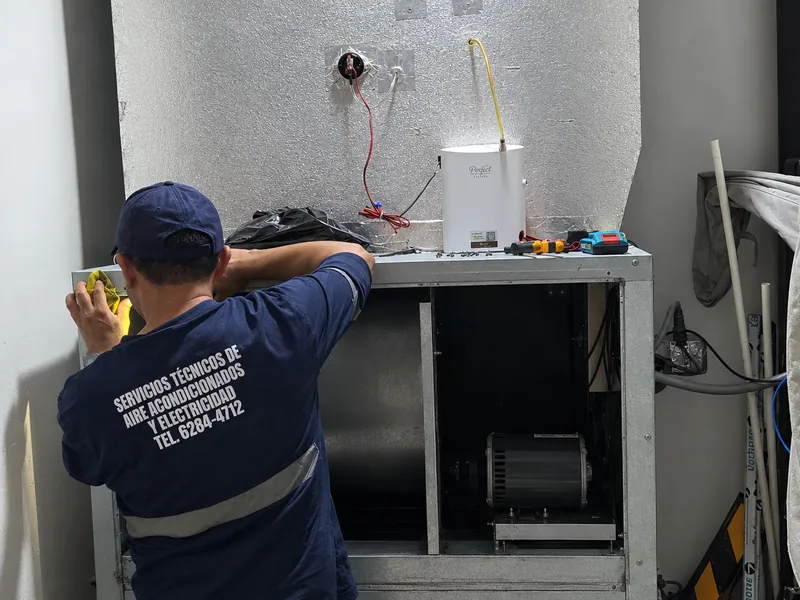 Técnico de Tecniservice trabajando en un evaporador de 10 toneladas
