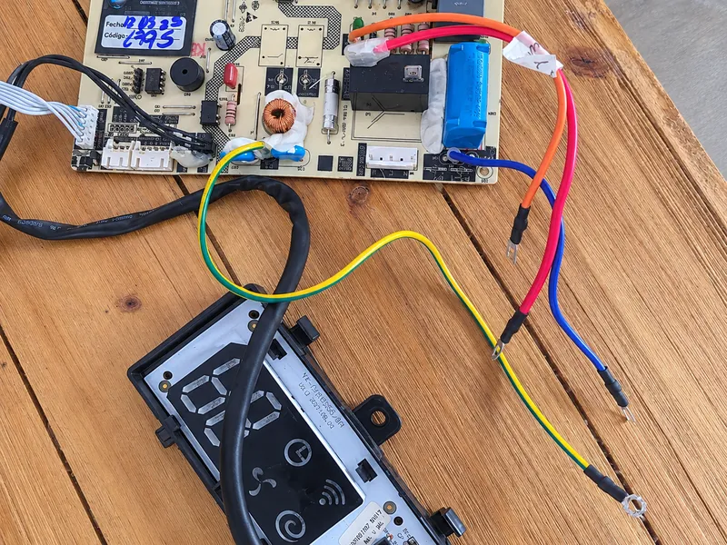 Tarjeta de control y display de un split sobre la mesa de trabajo